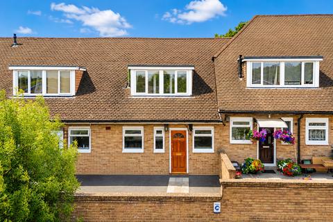 3 bed property, in How Wood, £250,000