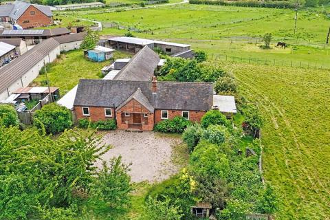 5 bed property, in Fryzms House Farm, £695,000