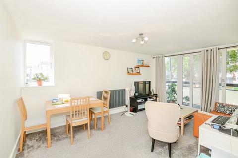 2 bed property, in Gardner Close, £350,000