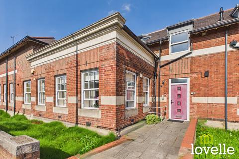 2 bed property, in Chanterlands Avenue, £110,000