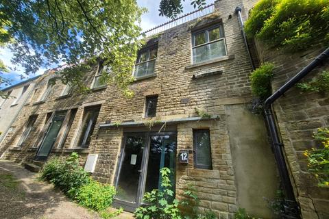 2 bed property, in Union Street, £90,000