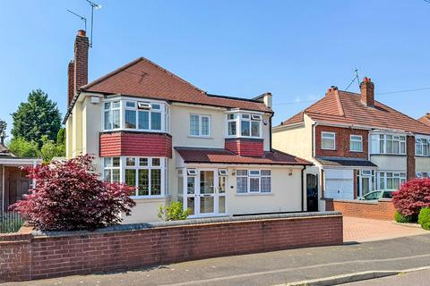 5 bed property, in Woodland Crescent, £535,000