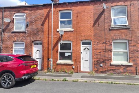 2 bed property, in Silverwell Street, £175,000