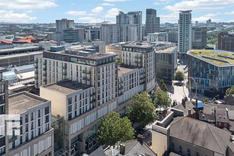 1 bed property, in The Hayes, £200,000