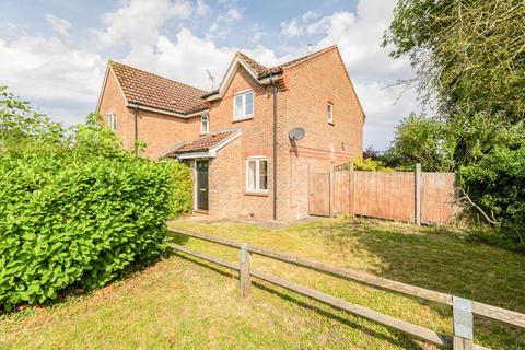 2 bed property, in Elizabeth Close, £215,000