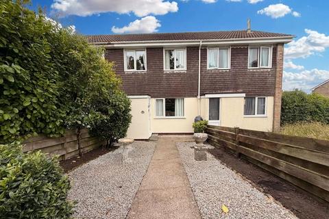 2 bed property, in Tresawla Court, £190,000