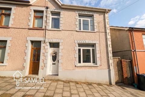 3 bed property, in Lock Street, £195,000