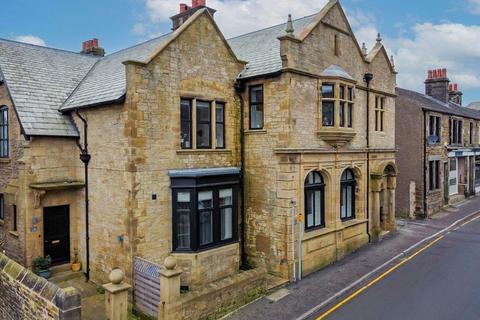 2 bed property, in 12b Station Road, £200,000