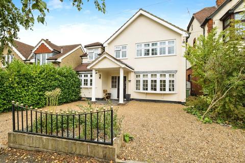 4 bed property, in Wykeham Avenue, £850,000