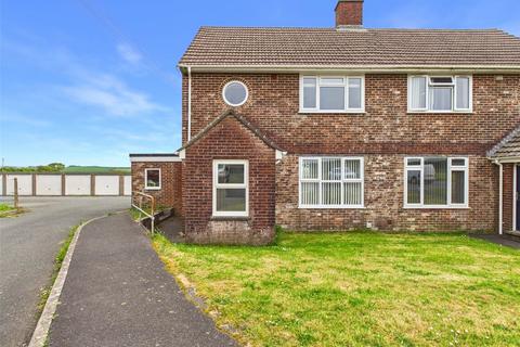 2 bed property, in Cleave Crescent, £235,000