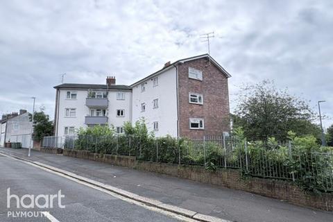 2 bed property, in Stoke Road, £100,000