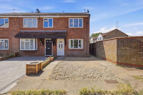 2 bed property, in Punchard Way, £195,000