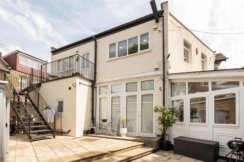2 bed property, in Manor Road, £750,000