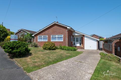 2 bed property, in Glynn Close, £350,000