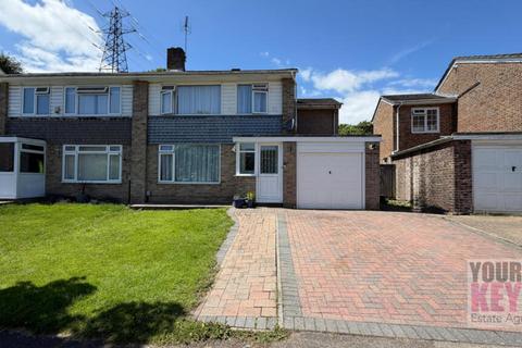 4 bed property, in Enbrook Valley, £395,000