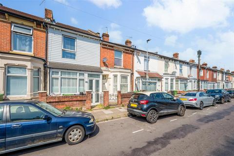 2 bed property, in Carnarvon Road, £220,000