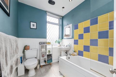 2 bed property, in Rods View, £140,000