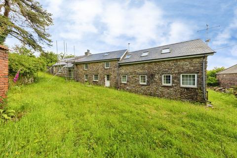 2 bed property, in Crwbin, £250,000