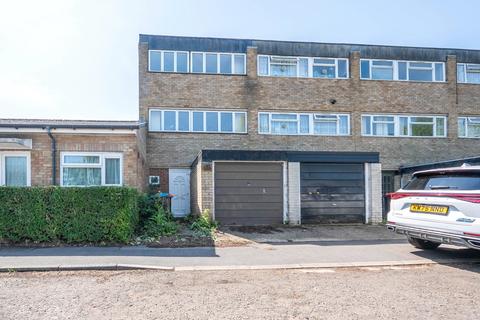 4 bed property, in Fern Grove, £240,000