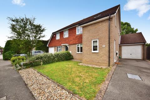 3 bed property, in Coltsfoot Drive, £425,000