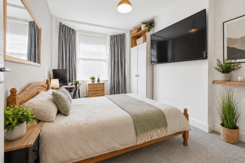 1 bed property, in 7 Mortimer Street, £100,000