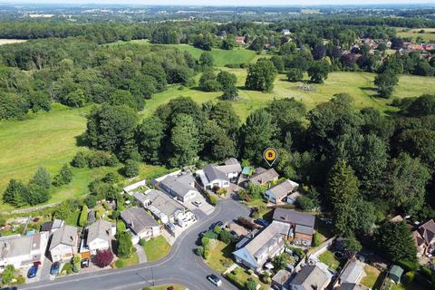 2 bed property, in Woodpark Drive, £320,000