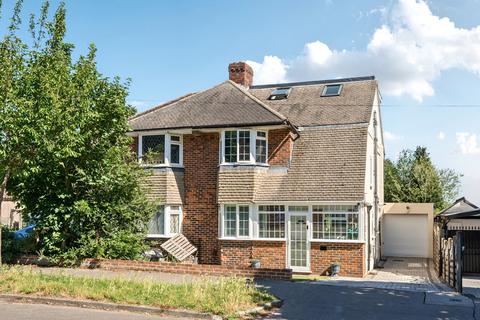 4 bed property, in Palace View, £700,000