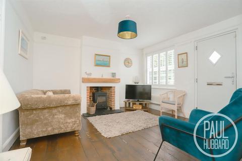 2 bed property, in Church Road, £260,000
