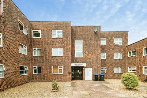 1 bed property, in The Strand, £180,000