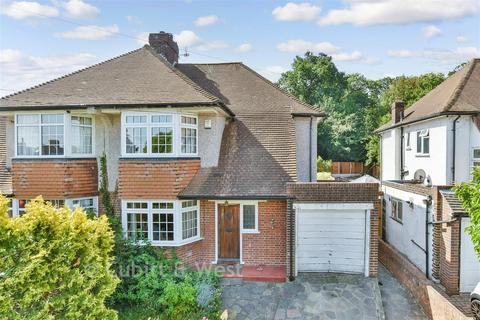 3 bed property, in Popes Grove, £650,000