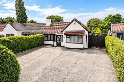 3 bed property, in Mill Hill Road, £425,000