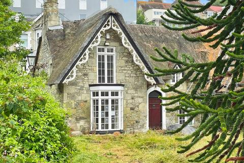 3 bed property, in Marlborough Road, £270,000