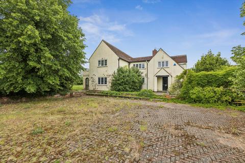 5 bed property, in Colletts Farmhouse, £595,000