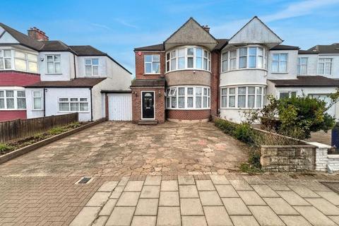 3 bed property, in Mayfield Avenue, £725,000