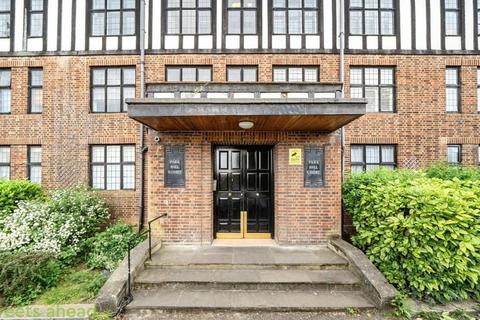 1 bed property, in Addiscombe Road, £140,000