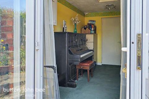 3 bed property, in Hartford Road, £325,000