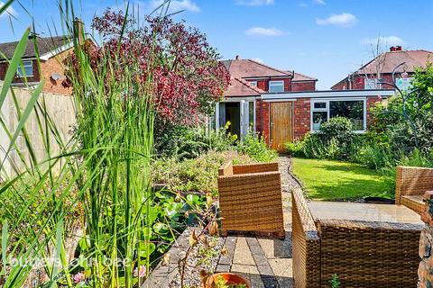 3 bed property, in Hartford Road, £325,000