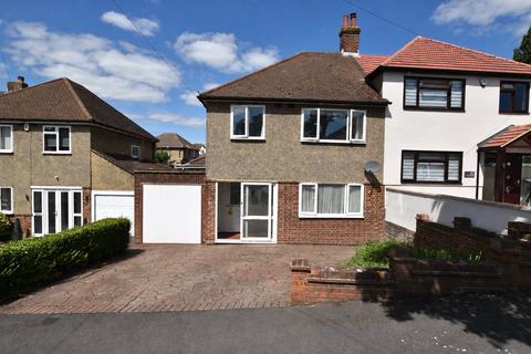 3 bed property, in Midhurst Hill, £525,000