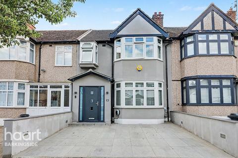 3 bed property, in Oakleafe Gardens, £650,000