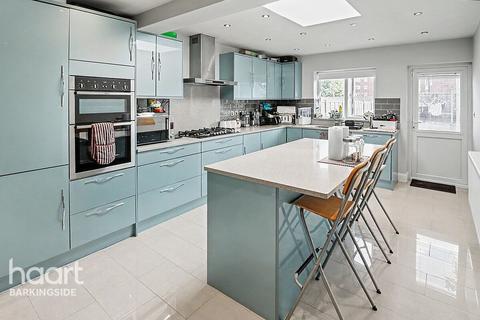3 bed property, in Oakleafe Gardens, £650,000
