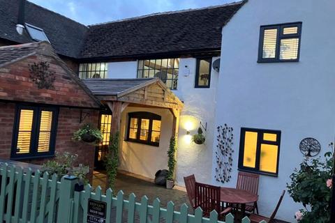 2 bed property, in Lower Bar, £215,000