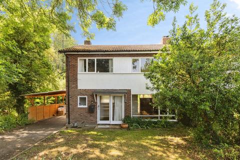 3 bed property, in Powell Close, £250,000