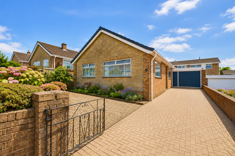 3 bed property, in Bells Place, £285,000