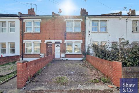 3 bed property, in Hanworth Terrace, £475,000