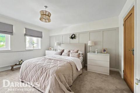 4 bed property, in Lower Road, £430,000