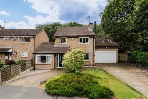 4 bed property, in Aspen Mount, £500,000