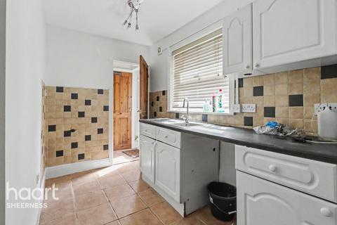 1 bed property, in Broadway, £100,000