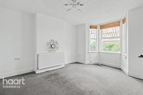 1 bed property, in Broadway, £100,000