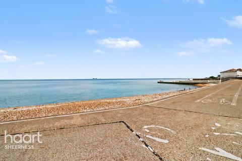 1 bed property, in Broadway, £100,000
