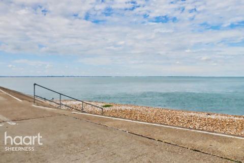 1 bed property, in Broadway, £100,000
